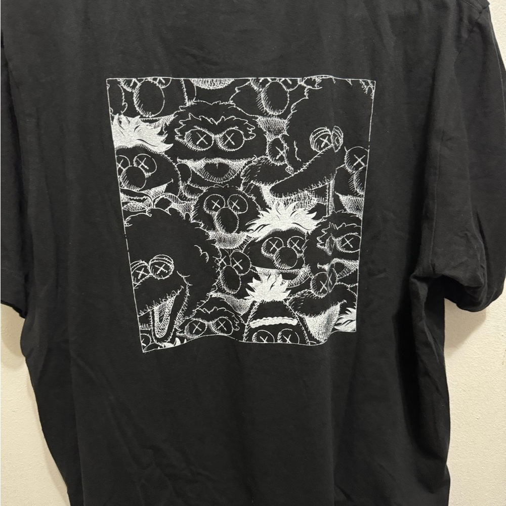 Uniqlo X kaws x Sesame Street pocket tee sz L